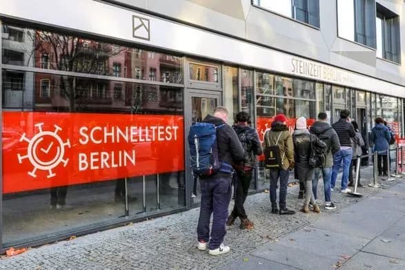 Німеччина посилює Covid-обмеження. Варіант Omicron шириться надшвидкими темпами