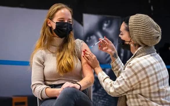 Ізраїль розпочав дослідження ефективності четвертої дози вакцини проти COVID