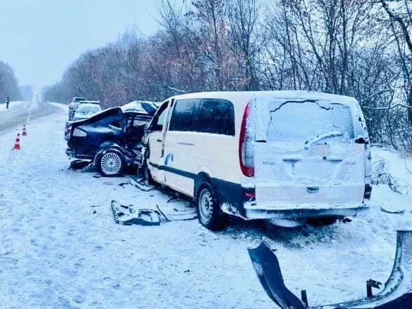 На трасі на Прикарпатті зіткнулися легковик і мікроавтобус: двоє людей загинули