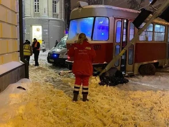 Гибель женщины под колесами трамвая в Днепре: полиция открыла производство