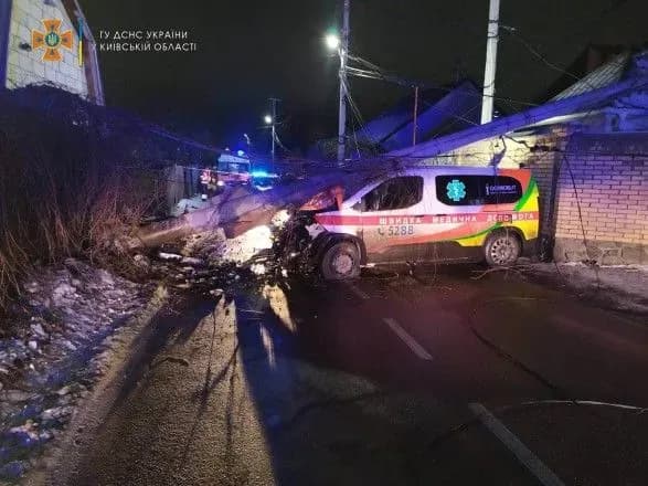 Під Києвом "швидка" влетіла у стовп: двоє постраждалих