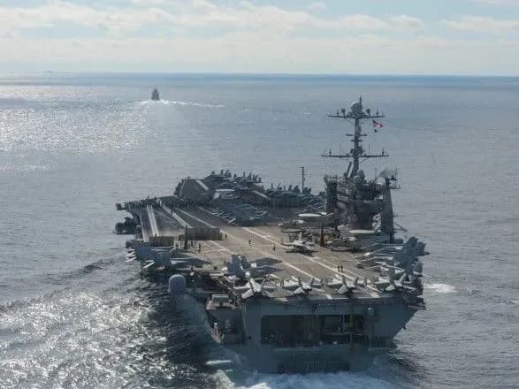 Американське авіаносне угруповання затримається у Середземному морі