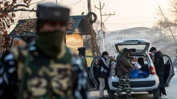 Шість повстанців та індійський солдат загинули під час бойових дій в Кашмірі