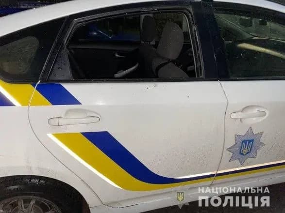 Погрожував перехожим молотком, а потім розбив скло в авто поліції: на Рівненщині затримали чоловіка, який мав бути під домашнім арештом
