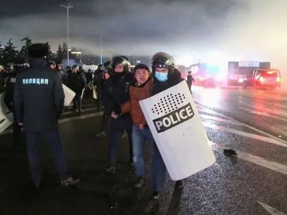 В Алматы силовики освободили бывшую резиденцию президента и площадь Республики