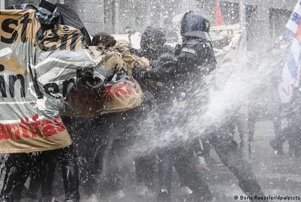 Понад 30 тис. людей у ФРН вийшли на акції протесту проти коронавірусних обмежень