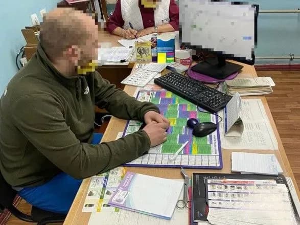 "Щепили" майже на 2 млн грн: у Києві викрили медиків на підробленні свідоцтв про COVID-вакцинацію