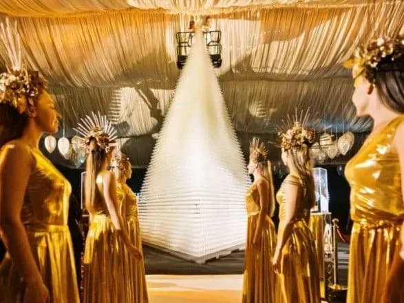 Найбільша у світі: у Дубаї побудували піраміду з келихів для шампанського
