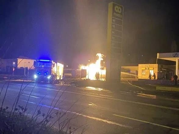 Під Полтавою мікроавтобус врізався в автозаправку, виникла пожежа