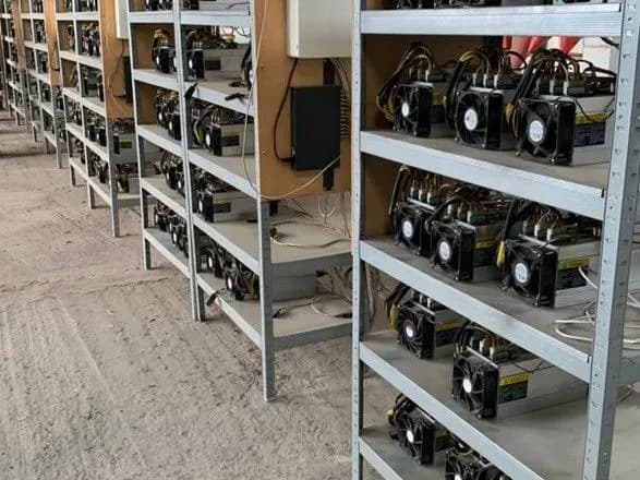 Могли спровокувати НС на транспорті: майнінг-центр криптовалют вкрав електроенергії на мільйони