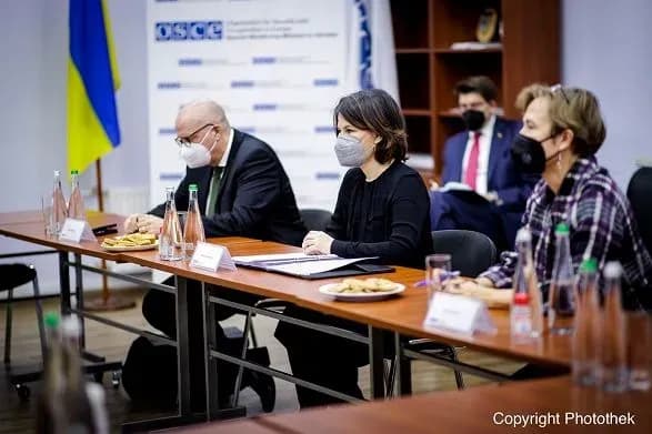 Голова МЗС Німеччини вже в Україні: провела першу зустріч