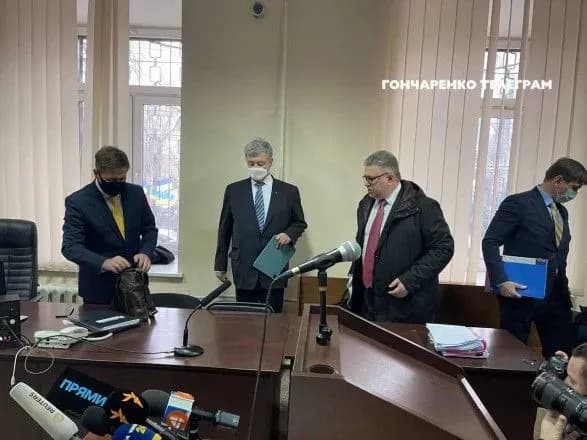 Не встигнувши початися: суд у справі Порошенка пішов на перерву