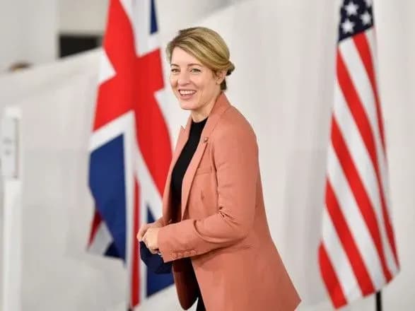 Ми приймемо це рішення: глава МЗС Канади про постачання зброї Україні