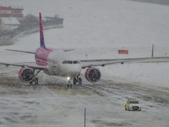 Уже прийняв п'ять рейсів: через негоду літаки з "Києва" перенаправляють до "Львова"