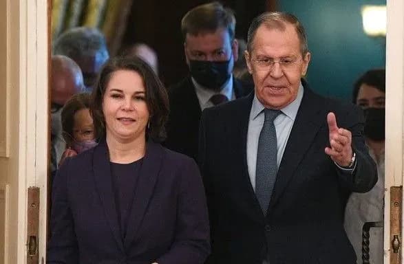 Лавров і Бербок вийшли з різними позиціями щодо “нормандського формату”