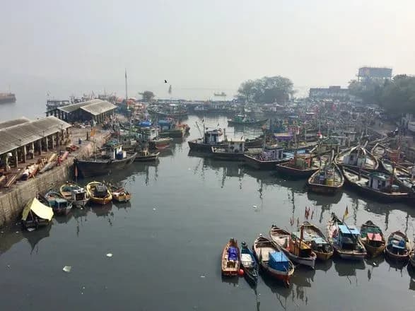 В результате взрыва на корабле индийских ВМС, пришвартованном в Мумбаи, погибли трое моряков