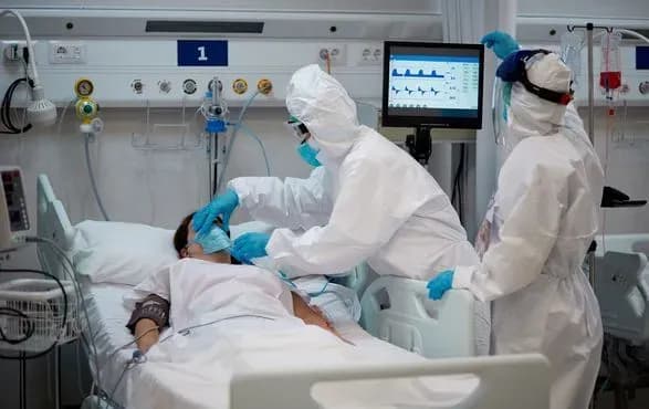 Невакциновані люди похилого віку в 49 разів частіше потрапляють до лікарні, ніж ті, у кого є ревакцинація – CDC