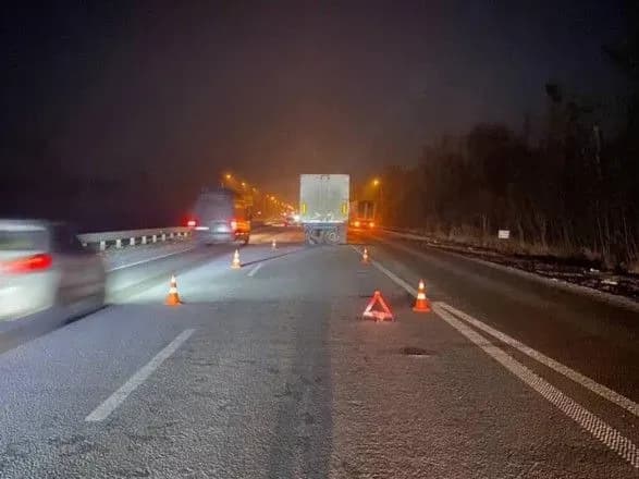 На трасі Київ-Чоп зіткнулися легковик та вантажівка - є постраждалі