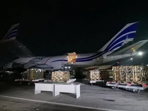 У "Борисполі" розвантажили літак із третьою партією летального озброєння від США
