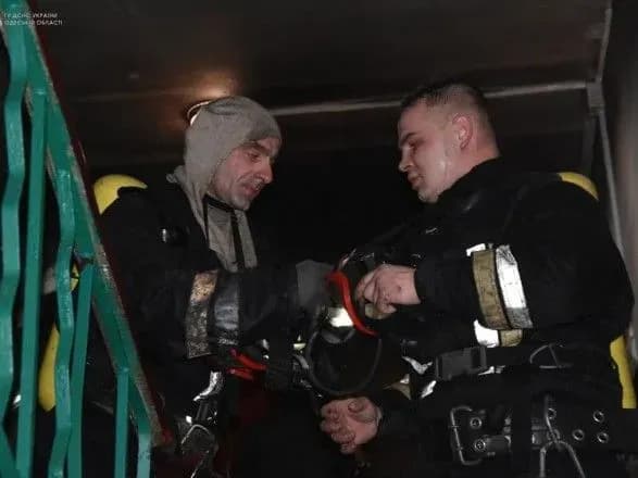 В Одесі під ранок загорілася висотка, евакуйовано 10 дітей