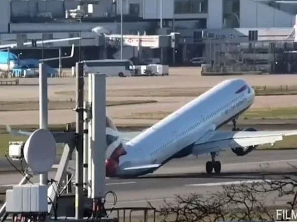 У Лондоні під час посадки ледь не перекинувся пасажирський літак