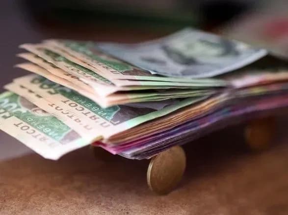 Кабмін визначив схему окладів для держслужбовців на рік