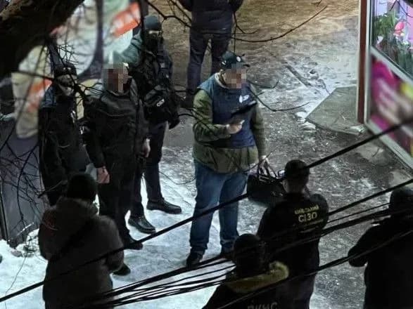 Працівника СІЗО затримали за передачу заборонених речей утриманим