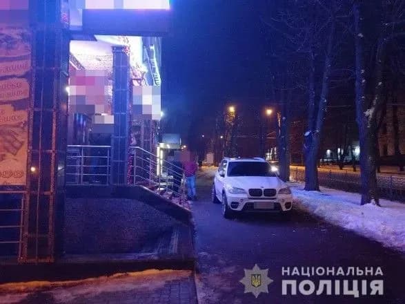 Вечірні "пригоди" з пістолетом та наркотиками: поліція затримала рівнянина під час ДТП