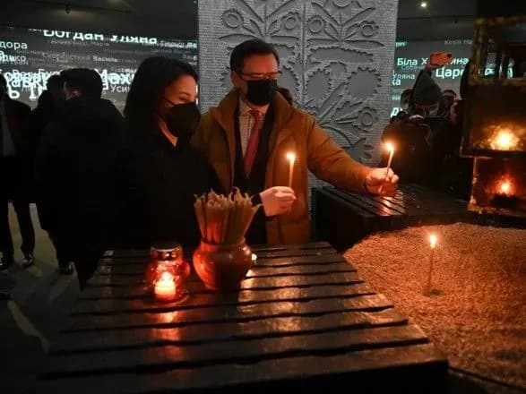 Бербок начала визит в Украину с посещения Национального музея Голодомора