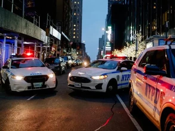 В Нью-Йорке в пятницу планируют уволить до 3000 невакцинированных работников