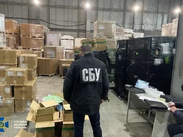 Понад 7 тонн: у "Борисполі" вилучили рекордну партію контрабандних електронних цигарок