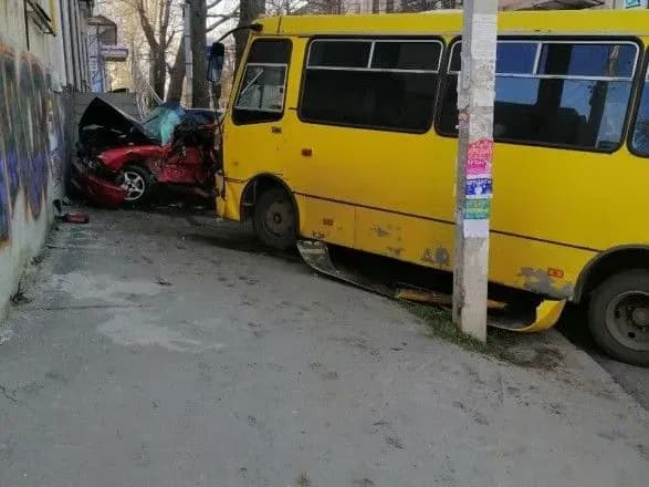 У Херсоні маршрутка зіткнулася з легковиком: травмовано троє людей