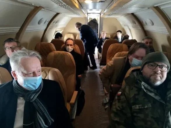 Іноземні дипломати вирушили до Маріуполя на зустріч з Зеленським