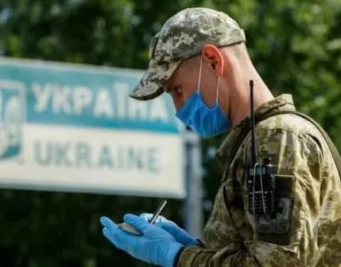 Воєнний стан: чоловіків від 18 до 60 років не випускатимуть з України