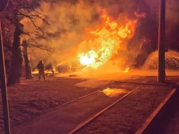 У Миколаївській області біля АЗС перекинувся і загорівся бензовоз