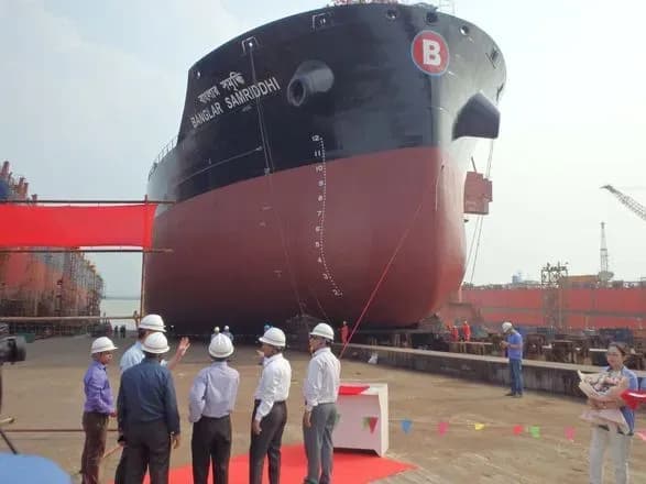 Захватчики попали ракетой в судно Banglar Samriddhi в порту "Ольвия"