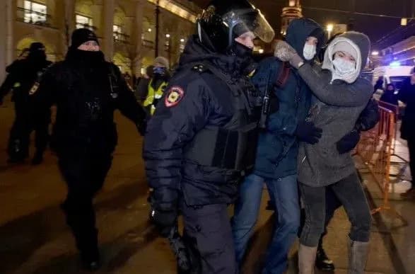 За вчора у Росії затримали 585 учасників протесту проти війни