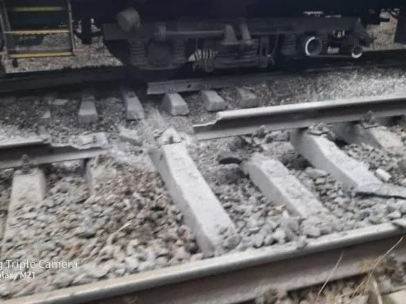 У районі Ірпеня окупанти підірвали залізничні колії, зірвано евакуацію залізницею - мер