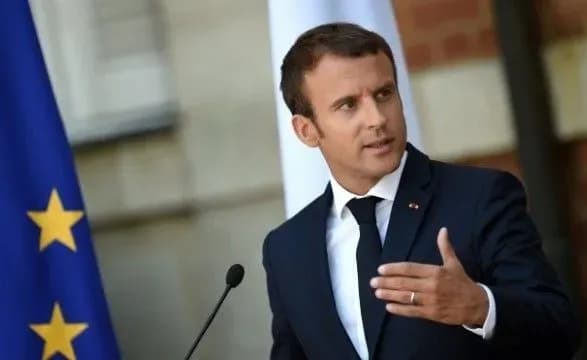 Макрон після перемовин з Путіним поговорив із Зеленським