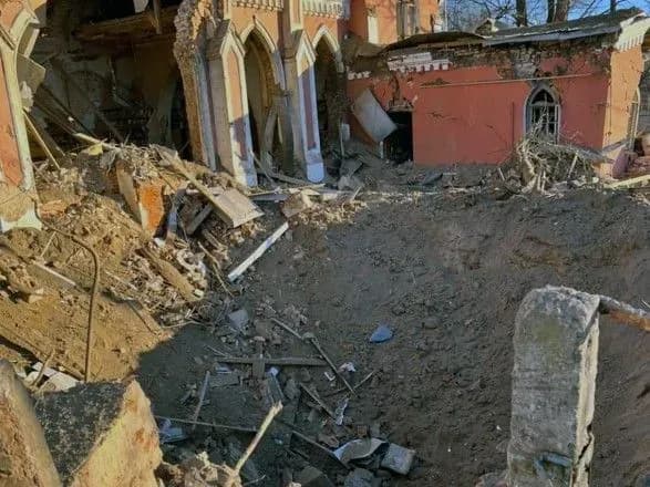 Російські окупанти вночі обстріляли у Чернігові стадіон та дитячу бібліотеку