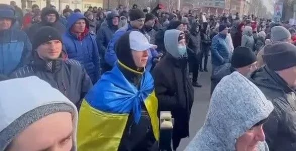 У Мелітополі люди вийшли під захоплену РДА з вимогою відпустити викраденого окупантами мера