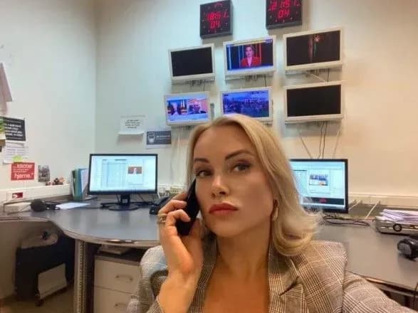 Суд оштрафував на 30 тис. рублів Овсяннікову, яка вийшла із плакатом проти війни в ефір російського телеканалу