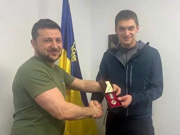 Вручив орден за відмову співпрацювати з окупантами: Зеленський зустрівся зі звільненим з російського полону мером Мелітополя