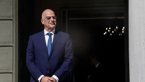 Глава МЗС Греції особисто супроводить гуманітарну місію до Маріуполя