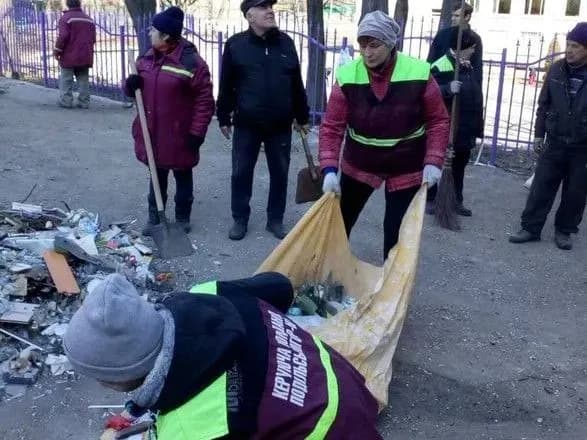 У Києві понад 2 тисячі двірників продовжують прибирати вулиці та двори в умовах воєнного стану