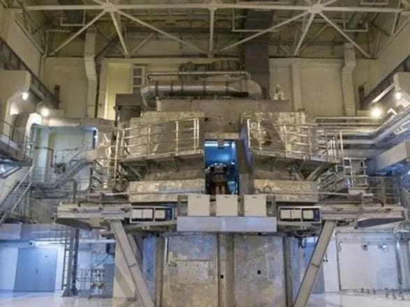 На майданчику харківського "Джерела нейтронів" виявили, ймовірно, нерозірваний снаряд "Смерча"