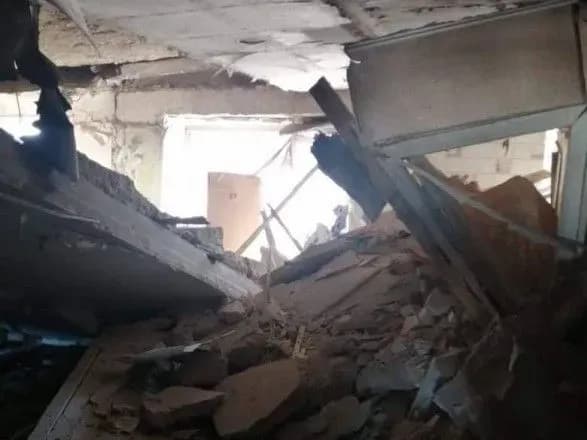 В Рубежном вражеский снаряд попал в многоэтажку, трое погибших, двое из них дети