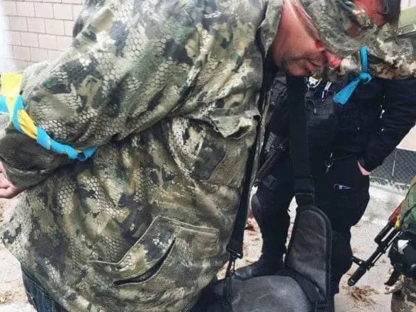 У Чернігові затримали псевдоволонтера, який продавав гуманітарну допомогу