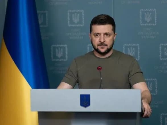 Зеленський: "Наші тракторні війська забирають російську техніку в полях"