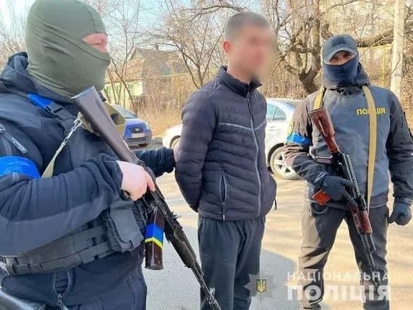 На Донеччині встановили шахрая, який за винагороду обіцяв вивезти мирних мешканців із Маріуполя